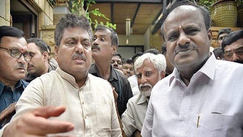 ಮಾಜಿ ಸಚಿವ ಎಂ ಬಿ ಪಾಟೀಲ್ ರನ್ನು ಮುಖ್ಯಮಂತ್ರಿ ಹೆಚ್ ಡಿ ಕುಮಾರಸ್ವಾಮಿ ಭೇಟಿ ಮಾಡಿದ್ದ ಸಂದರ್ಭ (ಸಂಗ್ರಹ ಚಿತ್ರ)