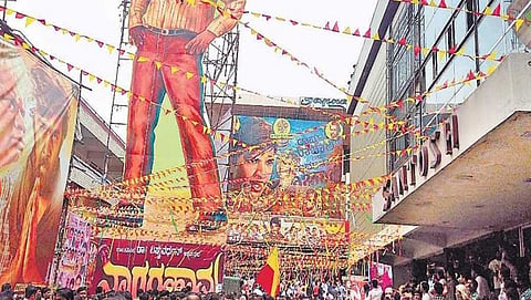 ಬೆಂಗಳೂರಿನ ಸಂತೋಷ್ ಥಿಯೇಟರ್ ಮುಂದೆ ಡಾ ವಿಷ್ಣುವರ್ಧನ್ ಅವರ ಕಟೌಟ್