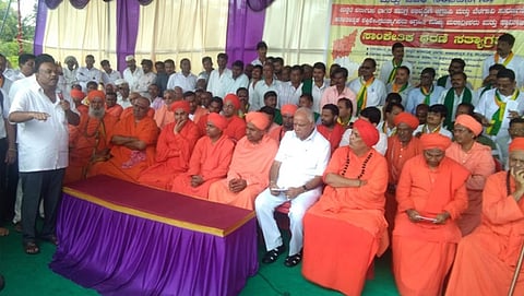 ಧರಣಿ ನಿರತ ಮಠಾಧೀಶರೊಡನೆ ಬಿಎಸ್ ವೈ