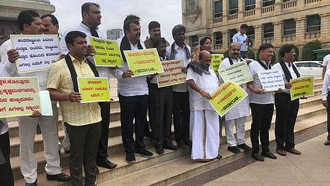 ಕರಾವಳಿ ಭಾಗದ ಶಾಸಕರಿಂದ ವಿಧಾನಸೌಧದ ಗಾಂಧಿ ಪ್ರತಿಮೆ ಎದುರು ಪ್ರತಿಭಟನೆ