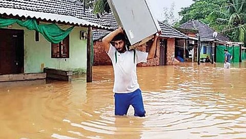 ಬಂಟ್ವಾಳ ತಾಲ್ಲೂಕಿನ ಗ್ರಾಮವೊಂದರಲ್ಲಿ ಮಂಡಿಯವರೆಗೆ ಏರಿಕೆಯಾಗಿರುವ ನೀರಿನಲ್ಲಿ ಫ್ರಿಡ್ಜ್ ನ್ನು ಕಾಪಾಡುತ್ತಿರುವ ಯುವಕ.