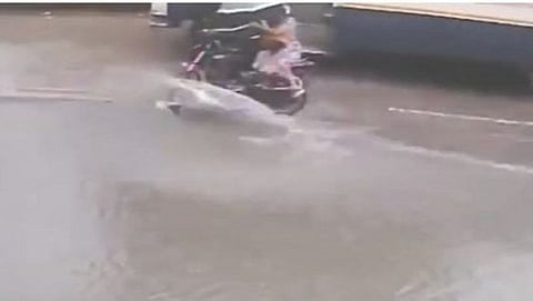 ಬೈಕ್ ನಿಂದ ಜಾರಿ ಬಿದ್ದ ಮಹಿಳೆ