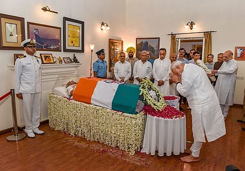 ಅಜಾತ ಶತ್ರು, ಭಾರತ ರತ್ನ, ಶ್ರೇಷ್ಠ ವಾಗ್ಮಿ, ದಾರ್ಶನಿಕ ಮಾಜಿ ಪ್ರಧಾನಿ ಅಟಲ್ ಬಿಹಾರಿ ವಾಜಪೇಯಿ ಅವರು ನಿಧನ ಹಿನ್ನೆಲೆಯಲ್ಲಿ ರಾಷ್ಟ್ರಪತಿ ರಾಮನಾಥ ಕೋವಿಂದ್, ಪ್ರಧಾನಿ ಮೋದಿ ಸೇರಿದಂತೆ ರಾಜಕೀಯ ಮುಖಂಡರು, ರಾಜ್ಯಗಳ ಮುಖ್ಯಮಂತ್ರಿಗಳು, ಗಣ್ಯರು ಅಂತಿಮ ದರ್ಶನ ಪಡೆದರು.