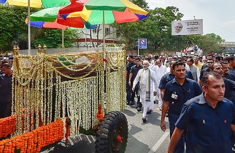 ಗುರುವಾರ ಅಸ್ತಂಗತರಾದ ಅಜಾತ ಶತ್ರು, ಭಾರತ ರತ್ನ, ಮಾಜಿ ಪ್ರಧಾನಿ ಅಟಲ್‌ ಬಿಹಾರಿ ವಾಜಪೇಯಿ ಅವರ ಪಾರ್ಥಿವ ಶರೀರದ ಅಂತಿಮ ಯಾತ್ರೆಯನ್ನು ಅವರ ದೆಹಲಿಯ ಕೃಷ್ಣಮೆನನ್ ರಸ್ತೆಯಲ್ಲಿರುವ ನಿವಾಸದಿಂದ ಬಿಜೆಪಿಯ ಕೇಂದ್ರ ಕಚೇರಿಯವರೆಗೆ, ಬಳಿಕ ಅಲ್ಲಿಂದ ರಾಜ್ ಘಾಟ್ ನ ಸ್ಮೃತಿ ಸ್ಥಳದ ವರೆಗೆ ನಡೆಸಲಾಯಿತು. ಹೆಚ್ಚಿನ ಚಿತ್ರ