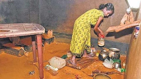 ಪ್ರವಾಹದ ಬಳಿಕ ಮನೆಗೆ ಬಂದು ಪರಿಶೀಲನೆ ನಡೆಸುತ್ತಿರುವ ಮಹಿಳೆ