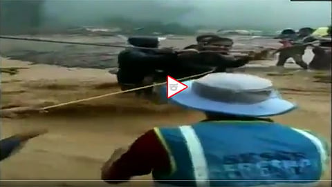 ಪ್ರಾಣದ ಹಂಗು ತೊರೆದು ರಕ್ಷಣೆಯಲ್ಲಿ ತೊಡಗಿರುವ ಎನ್ ಡಿಆರ್ ಎಫ್ ಸಿಬ್ಬಂದಿ
