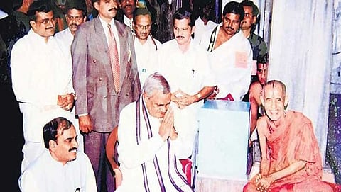 ಪೇಜಾವರ ಮಠದ ವಿಶ್ವೇಶ್ವರ ತೀರ್ಥ ಸ್ವಾಮೀಜಿ ಜೊತೆ ವಾಜಪೇಯಿ