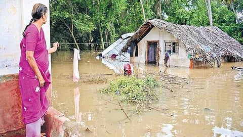 ಮಳೆಯಿಂದ ಜಲಾವೃತವಾಗಿರುವ ಮನೆ