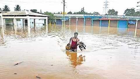 ಜಲಾವೃತಗೊಂಡಿರುವ ಕೊಡಗಿನ ಕುಶಾಲನಗರ - ಹಾಸನ ರಸ್ತೆ