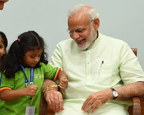 ರಕ್ಷಾ ಬಂಧನ ಪ್ರಯುಕ್ತ ಶಾಲಾ ಮಕ್ಕಳು ಪ್ರಧಾನಿ ನರೇಂದ್ರ ಮೋದಿ ಅವರಿಗೆ ರಾಖಿ ಕಟ್ಟಿ ಸಂಭ್ರಮಿಸಿದರು.
