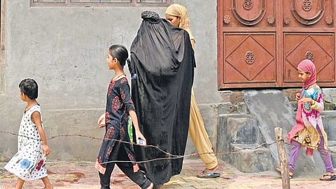 ಫೋಟೋ ತೆಗೆಯುವಾಗ ತನ್ನ ಸ್ನೇಹಿತೆಯನ್ನು ಬುರ್ಕಾ ಮೂಲಕ ರಕ್ಷಿಸುತ್ತಿರುವ ಮುಸ್ಲಿಂ ಮಹಿಳೆ