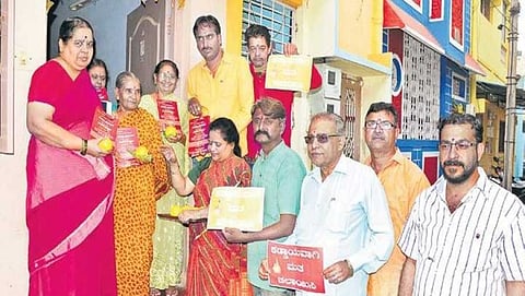 ಮೈಸೂರಿನಲ್ಲಿ ತಾಂಬೂಲದೊಂದಿಗೆ ಆಹ್ವಾನಿಸಿದ ಕಾರ್ಯಕರ್ತರು