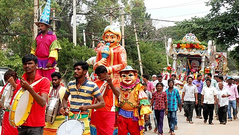 ದೇವರಾಜ ಅರಸು ಜಯಂತಿ... ಕೋಲಾರದಲ್ಲಿ ಶುಕ್ರವಾರ ಜಿಲ್ಲಾಡಳಿತ ಹಮ್ಮಿಕೊಂಡಿದ್ದ ದೇವರಾಜ ಅರಸು ಜಯಂತಿ ಕಾರ್ಯಕ್ರಮಕ್ಕೂ ಮುನ್ನ ಅರಸು ಭಾವಚಿತ್ರಗಳ ಪಲ್ಲಕ್ಕಿ ಮೆರವಣಿಗೆ ನಡೆಸಲಾಯಿತು.