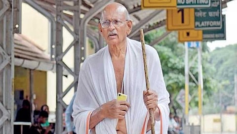ಗಾಂಧಿಯಂತೆ ವೇಷ ಧರಿಸಿರುವ  ಅಲ್ಮೈಡಿಯಾ