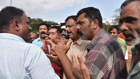 ತಹಸೀಲ್ದಾರ್ ಮಹೇಶ್(ಎಡಕ್ಕೆ ಇರುವರು - ಸಂಗ್ರಹ ಚಿತ್ರ)