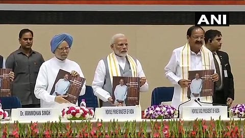 ವೆಂಕಯ್ಯ ನಾಯ್ಡು ಬರೆದಿರುವ 'ಮೂವಿಂಗ್ ಆನ್...ಮೂವಿನ್ ಫಾರ್ವರ್ಡ್: ಎ ಇಯರ್ ಇನ್ ಆಫಿಸ್' ಪುಸ್ತಕ ಬಿಡುಗಡೆ ಸಮಾರಂಭದಲ್ಲಿ ಪ್ರಧಾನಿ ಮೋದಿ