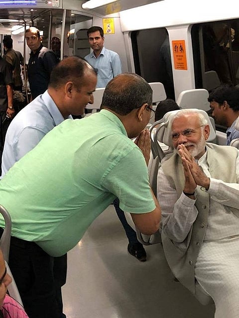 ಪ್ರಧಾನಿ ನರೇಂದ್ರ ಮೋದಿ ಅವರು ಸಾಮಾನ್ಯನಂತೆ ಮೆಟ್ರೋ ರೈಲಿನಲ್ಲಿ ಪ್ರಯಾಣಿಸಿ ಸುದ್ದಿಯಾಗಿದ್ದಾರೆ. ಧೌಲಾ ಕ್ವಾನ್ ನಿಂದ ದ್ವಾರಕಾಗೆ ಏರ್ ಪೋರ್ಟ್ ಎಕ್ಸ್ ಪ್ರೆಸ್ ಮೆಟ್ರೋದಲ್ಲಿ ಸಂಚರಿಸಿದರು.