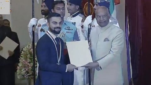 ಪ್ರಶಸ್ತಿ ಸ್ವೀಕರಿಸುತ್ತಿರುವ ವಿರಾಟ್ ಕೊಹ್ಲಿ
