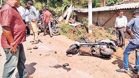 ಕರ್ನಾಟಕ: ರಸ್ತೆ ಗುಂಡಿ ತಪ್ಪಿಸಲು ಹೋದ ಸ್ಕೂಟಿಗೆ ಲಾರಿ ಡಿಕ್ಕಿ, ವ್ಯಕ್ತಿ ಸಾವು