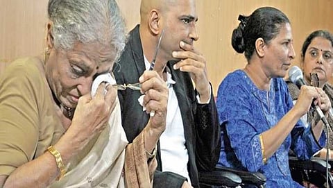 ಗೌರಿ ಹತ್ಯೆಯ ನಂತರ ಪತ್ರಿಕಾಗೋಷ್ಠಿಯಲ್ಲಿ ಕಣ್ಣೀರಿಟ್ಟಿದ್ದ ಇಂದಿರಾ ಲಂಕೇಶ್(ಸಂಗ್ರಹ ಚಿತ್ರ)