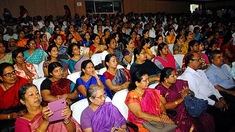 ಬೆಂಗಳೂರಿನಲ್ಲಿ ನಡೆದ ಶಿಕ್ಷಕರ ದಿನಾಚರಣೆ ಕಾರ್ಯಕ್ರಮದಲ್ಲಿ ರಾಜ್ಯದ ನಾನಾ ಭಾಗಗಳಿಂದ ಆಗಮಿಸಿದ್ದ ಶಿಕ್ಷಕ-ಶಿಕ್ಷಕಿಯರು