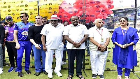 ಪಂದ್ಯದ ಉದ್ಘಾಟನಾ ಕಾರ್ಯಕ್ರಮದಲ್ಲಿ ಮುಖ್ಯಮಂತ್ರಿ ಹೆಚ್. ಡಿ. ಕುಮಾರಸ್ವಾಮಿ, ಅಂಬರೀಷ್, ಭಾರತಿ ವಿಷ್ಣುವರ್ಧನ್ ಮತ್ತಿತರರು