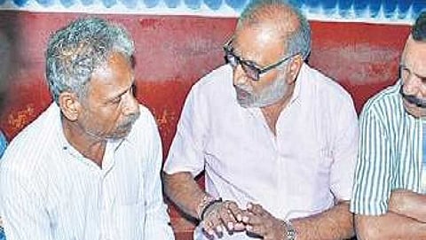 ಕಾಣೆಯಾದ ಮೀನುಗಾರರ ಕುಟುಂಬಸ್ಥರೊಂದಿಗೆ ಸಚಿವ ವೆಂಕಟರಾವ್ ನಾಡಗೌಡ