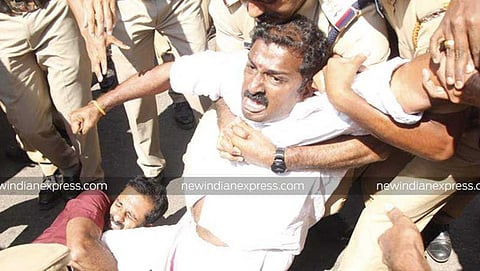 ಮಹಿಳೆಯರ ಪ್ರವೇಶದ ಬಳಿಕ ಶಬರಿಮಲೆ ಪರಿಸ್ಥಿತಿ ಉದ್ವಿಗ್ನ: ಹಲವಡೆ ಘರ್ಷಣೆ, ಪ್ರತಿಭಟನೆ ಹತ್ತಿಕ್ಕಲು ಸ್ಟನ್ ಗ್ರೆನೇಡ್, ಅಶ್ರುವಾಯು ಪ್ರಯೋಗ