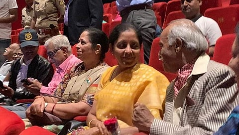 ನಿವೃತ್ತ ಸೇನಾನಿಗಳೊಂದಿಗೆ ಉರಿ ಸಿನಿಮಾ ವೀಕ್ಷಿಸಿದ ರಕ್ಷಣಾ ಸಚಿವೆ ನಿರ್ಮಲಾ ಸೀತಾರಾಮನ್