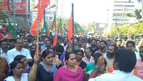 ಕೇರಳದಲ್ಲಿ ಪ್ರತಿಭಟನೆ ನಡೆಸುತ್ತಿರುವ ಬಿಜೆಪಿ ಕಾರ್ಯಕರ್ತರು