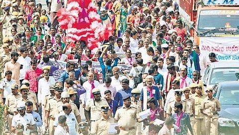 ಮದ್ಯ ನಿಷೇಧ ಆಗ್ರಹಿಸಿ ಬೀದಿಗಿಳಿದ 4,000 ಮಹಿಳೆಯರು: ಸಂಪೂರ್ಣ ನಿಷೇಧ ಆಸಾಧ್ಯ ಎಂದ ಸಿಎಂ