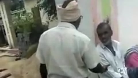 ಹಣ ಕೇಳುತ್ತಿರುವ ವ್ಯಕ್ತಿ