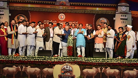 ಸಮ್ಮೇಳನ ಉದ್ಘಾಟಿಸುತ್ತಿರುವ ಎಚ್ ಡಿ ಕುಮಾರಸ್ವಾಮಿ