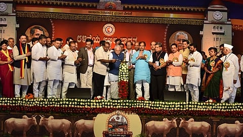 ಧಾರವಾಡದಲ್ಲಿ 84ನೇ ಅಖಿಲ ಭಾರತ ಕನ್ನಡ ಸಾಹಿತ್ಯ ಸಮ್ಮೇಳನಕ್ಕೆ ಮುಖ್ಯಮಂತ್ರಿ ಎಚ್ ಡಿ ಕುಮಾರಸ್ವಾಮಿ ಅವರು ಶುಕ್ರವಾರ ಚಾಲನೆ ನೀಡಿದರು. ಇದಕ್ಕು ಮುನ್ನ ಕರ್ನಾಟಕ ಮಹಾವಿದ್ಯಾಲಯದ ಆವರಣದಿಂದ ಕೃಷಿ ವಿಶ್ವವಿದ್ಯಾಲಯದವರೆಗೆ ಸಮ್ಮೇಳನ ಅಧ್ಯಕ್ಷರ ಅದ್ಧೂರಿ ಮೆರವಣಿಗೆ ನಡೆಯಿತು. ಹೆಚ್ಚಿನ ಚಿತ್ರಗಳು ಮುಂದಿವೆ..