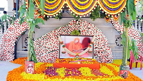 ಗಮನ ಸೆಳೆದ ಸಿದ್ಧಗಂಗಾ ಶ್ರೀಗಳ ಗದ್ದುಗೆ.... ತುಮಕೂರಿನ ಸಿದ್ಧಗಂಗಾ ಮಠದಲ್ಲಿ ಗುರುವಾರ ನಡೆದ ಶಿವಕುಮಾರ ಸ್ವಾಮೀಜಿ ಅವರ ಪುಣ್ಯ ಸ್ಮರಣೆ ಕಾರ್ಯಕ್ರಮದಲ್ಲಿ ಪುಷ್ಪಾಲಂಕೃತ ಶ್ರೀಗಳ ಗದ್ದುಗೆ ಭಕ್ತರ ಗಮನ ಸೆಳೆಯಿತು.