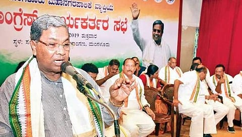 ಕಾರ್ಯಕರ್ತರನ್ನುದ್ದೇಶಿಸಿ ಮಾತನಾಡುತ್ತಿರುವ ಸಿದ್ದರಾಮಯ್ಯ