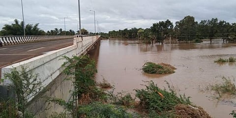ಹುಬ್ಬಳ್ಳಿ-ವಿಜಯಪುರ ರಾಷ್ಟ್ರೀಯ ಹೆದ್ದಾರಿಯಲ್ಲಿ ಕೊಣ್ಣೂರ ಬಳಿ ಮಲಪ್ರಭಾ ನದಿಗೆ ಕಟ್ಟಲಾಗಿರುವ ಹೊಸ ಸೇತುವೆ.
