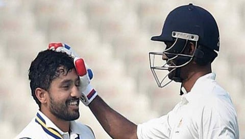 ಅಭಿಮನ್ಯು ಮಿಥುನ್ ಅಭಿನಂದಿಸುತ್ತಿರುವ ಕರುಣ್  ನಾಯ್ಯರ್