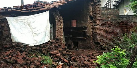 ಪ್ರವಾಹಕ್ಕೆ ತುತ್ತಾಗಿ ಬಿದ್ದ ಮನೆ
