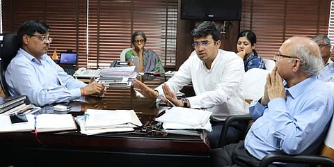 ಬೆಂಗಳೂರಿನ ವಿಭಾಗೀಯ ರೈಲ್ವೆ ವ್ಯವಸ್ಥಾಪಕ ಅಶೋಕ್ ಕುಮಾರ್ ವರ್ಮಾರೊಂದಿಗೆ ಸಂಸದ ತೇಜಸ್ವಿ ಸೂರ್ಯ ಸಭೆ