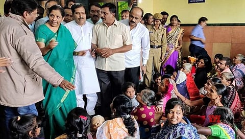 ಕೇಂದ್ರ ಸಚಿವೆ ಇತ್ತೀಚೆಗೆ ಬೆಳಗಾವಿಯ ಪ್ರವಾಹ ಸಂತ್ರಸ್ತರ ಕ್ಷೇಮ ಆಲಿಸಲು ಬಂದಾಗಿನ ಸಾಂದರ್ಭಿಕ ಚಿತ್ರ