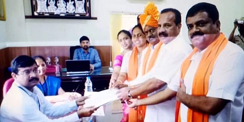 ಎಸ್ ಟಿ ಸೋಮಶೇಖರ್ ನಾಮಪತ್ರ ಸಲ್ಲಿಸುತ್ತಿರುವುದು
