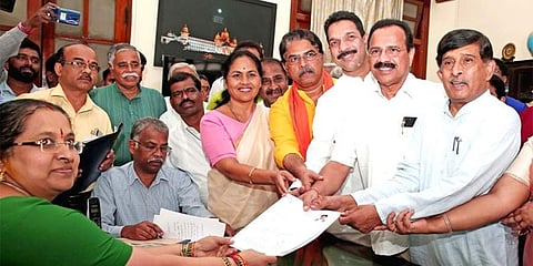 ನಾಮಪತ್ರ ಸಲ್ಲಿಸುತ್ತಿರುವ ಕೆಸಿ ರಾಮಮೂರ್ತಿ