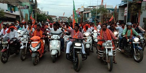 ಉಪಚುನಾವಣೆ: ಐಶರಾಮಿ ಬೈಕ್‌ನಲ್ಲಿ ಆನಂದ್ ಸಿಂಗ್ ರೋಡ್ ಶೋ...