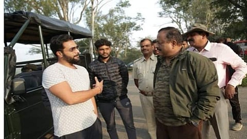 ಅರಣ್ಯ ಇಲಾಖೆ ಸಿಬ್ಬಂದಿಯೊಂದಿಗೆ ರೋರಿಂಗ್ ಸ್ಟಾರ್ ಶ್ರೀಮುರಳಿ