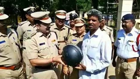 ದಂಡದ ಬದಲು ಹೆಲ್ಮೆಟ್ ನೀಡುತ್ತಿರುವ ಪೊಲೀಸರು