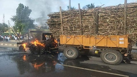 ಬಳ್ಳಾರಿ:  ಕಬ್ಬು ತುಂಬಿದ ಟ್ರಾಕ್ಟರ್ ಬೈಕ್ ಗೆ ಢಿಕ್ಕಿ, 4ರ ಮಗು ಸಾವು, ದಂಪತಿಗಳು ಗಂಭೀ