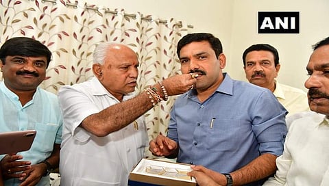 ಮಗನಿಗೆ ಸಿಹಿ ತಿನ್ನಿಸುತ್ತಿರುವ ಮುಖ್ಯಮಂತ್ರಿಬಿಎಸ್ ವೈ