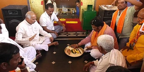 ಬೆಳ್ಳಿ ಗಟ್ಟಿ ಅರ್ಪಿಸುತ್ತಿರುವ ಆನಂದ್ ಸಿಂಗ್