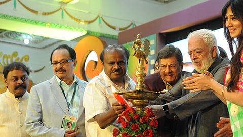 ಸಿನಿಮೋತ್ಸವಕ್ಕೆ ಚಾಲನೆ ನೀಡುತ್ತಿರುವ ಸಿಎಂ